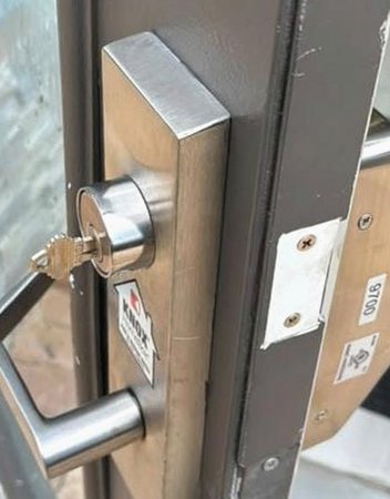Exit device lock rekeyed on a business door on Amelia Island, Fernandina Beach FL 32034